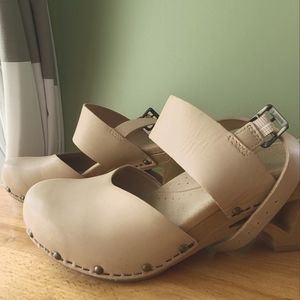 Dansko 39 Nude Sandal